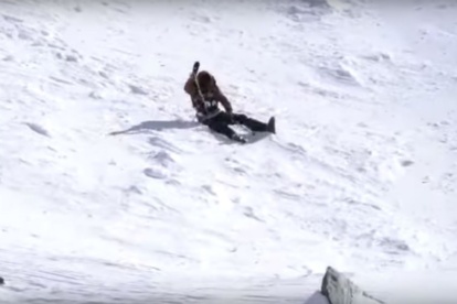 VIDEO: skiester maakt extreme val, maar blijft ongedeerd!