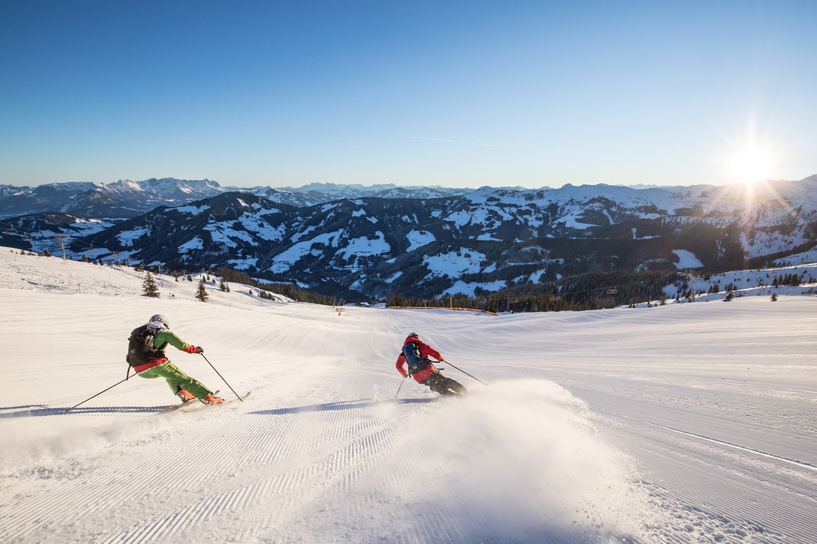 Skiër valt uit gondel op straat